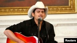 Brad Paisley actuando en la Casa Blanca en 2009.
