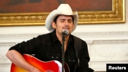 Country singer Brad Paisley performs in the State Dining Room of the White House in Washington July 21, 2009. (File photo)