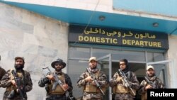 Fuerzas del Talibán de guardia frente al aeropuerto de Kabul, Afganistán, el 31 de agosto de 2021.