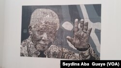Un portrait de Nelson Mandela à l'exposition de Pape Samba Ndiaye, à Dakar, au Sénégal, le 16 mai 2018. (VOA/Seydina Aba Gueye)