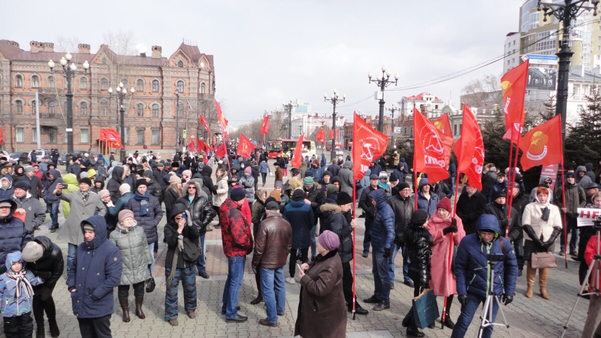 Восстание против российских властей. Митинг против поправок в Конституцию. Недовольство граждан. Недовольные россияне. Митинг народ обой однотонный.