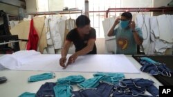 Des employés fabriquent des masques dans une entreprise textile du quartier Gamarra à Lima, au Pérou, le 4 mars 2020. (AP Photo / Martin Mejia)