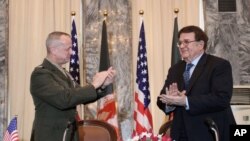 El general John Allen ha sido reconocido por su participación en el proceso de transición de Afganistán. En esta foto aparece junto al ministro de Defensa de Afganistán, Abdul Rahim Wardak.