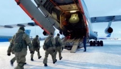 俄羅斯國防部新聞局公佈的視頻的截圖顯示俄羅斯軍人在莫斯科城外的機場登上將要飛往哈薩克斯坦飛機。(2022年1月6日)