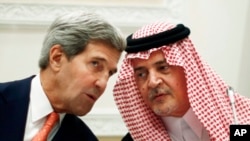 Menlu AS John Kerry (kiri) dalam konferensi pers dengan Menlu Saudi Pangeran Saud Al-Faisal di Riyadh hari Senin (4/11).