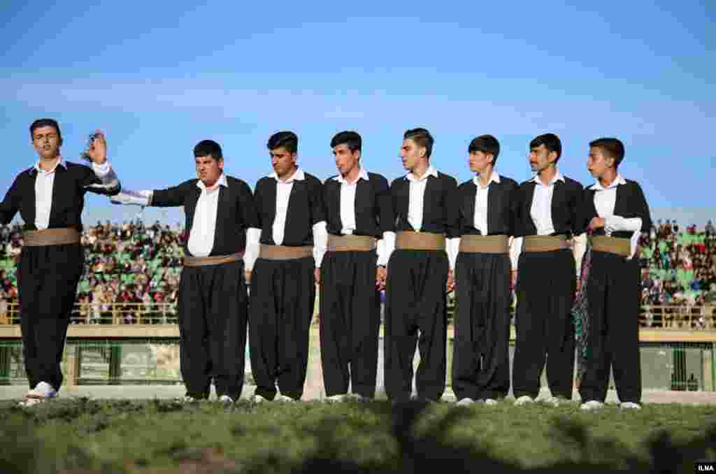 رقص جوانان کرد در مراسم آیین نوروز در ورزشگاه ۲۲ گولان سنندج عکس:محمد لطیف حسینی نسب