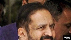 Suresh Kalmadi, saat tiba di Biro Pusat Investigasi di ibukota New Delhi, Senin (25/4).