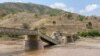 Foto ilustrasi yang menunjukkan jembatan yang rusak di atas sungai Tekeze, di Ethiopia. (Foto: Media sosial via Reuters)