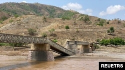 Foto ilustrasi yang menunjukkan jembatan yang rusak di atas sungai Tekeze, di Ethiopia. (Foto: Media sosial via Reuters)