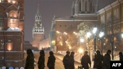 Милицейский спецназ патрулирует центр Москвы. 13 декабря 2010 года
