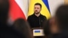 El presidente de Ucrania, Volodymyr Zelenskyy, observa durante una conferencia de prensa conjunta con el primer ministro de Polonia en Lviv, el 17 de diciembre de 2024, en medio de la invasión rusa de Ucrania.