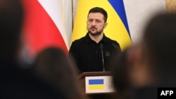 El presidente de Ucrania, Volodymyr Zelenskyy, observa durante una conferencia de prensa conjunta con el primer ministro de Polonia en Lviv, el 17 de diciembre de 2024, en medio de la invasión rusa de Ucrania.