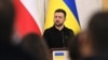 Presiden Ukraina Volodymyr Zelenskyy dalam konferensi pers bersama dengan Perdana Menteri Polandia di Lviv, 17 Desember 2024.