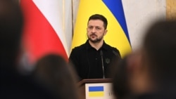 Presiden Ukraina Volodymyr Zelenskyy dalam konferensi pers bersama dengan Perdana Menteri Polandia di Lviv, 17 Desember 2024.