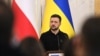 El presidente de Ucrania, Volodymyr Zelenskyy, observa durante una conferencia de prensa conjunta con el primer ministro de Polonia en Lviv, el 17 de diciembre de 2024, en medio de la invasión rusa de Ucrania.