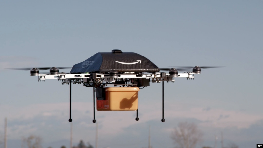 Pesawat tanpa awak "octocopter" yang diujicoba untuk mengirim barang oleh perusahaan belanja online Amazon (foto: dok).