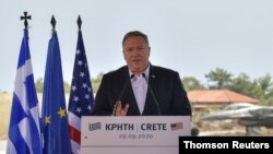 El secretario de Estado de EE.UU., Mike Pompeo, ofrece una conferencia de prensa durante su visita a la base de apoyo naval en Souda, Creta, Grecia, el 29 de septiembre de 2020.