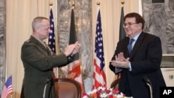 El General John Allen y el ministro de defensa afgano, General Abdul Rahim Wardak, tras la firma del acuerdo.