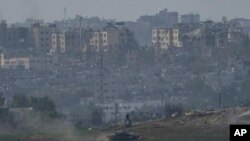 Tanques israelíes toman posiciones a lo largo de la frontera israelí con la Franja de Gaza, visto desde el sur de Israel, el domingo 29 de octubre de 2023.