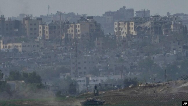 Tanques israelíes toman posiciones a lo largo de la frontera israelí con la Franja de Gaza, visto desde el sur de Israel, el domingo 29 de octubre de 2023.