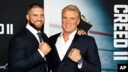 Florian Munteanu (kiri) dan Dolph Lundgren (kanan) menghadiri pemutaran perdana "Creed II" di AMC Loews Lincoln Square, New York, 14 November 2018. (Foto: AP)