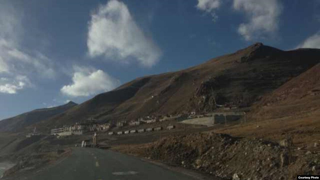 Tarmo monastiri yaqinidagi Xitoy harbiy mashinalari