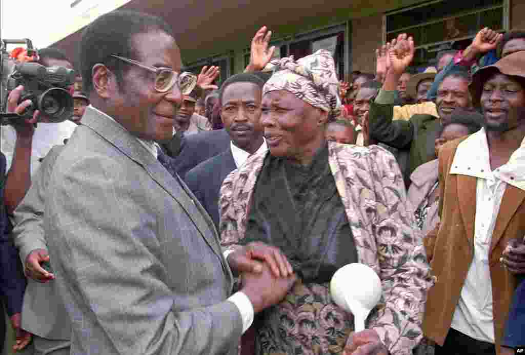 Zimbabwean President Robert Mugabe greets well-wishers shortly after casting his vote at the Highfiled polling station outside Harare, on the first day of voting in Zimbabwe's general elections, April 8, 1995. (AP)