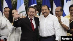 El ex presidente de Guatemala Vinicio Cerezo (izquierda) es felicitado por el presidente nicaraguense Daniel Ortega, durante la celebración del 25 aniversario de los Acuerdos de Esquipulas, el milércoles 8 de agosto de 2012.