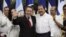 El ex presidente de Guatemala Vinicio Cerezo (izquierda) es felicitado por el presidente nicaraguense Daniel Ortega, durante la celebración del 25 aniversario de los Acuerdos de Esquipulas, el milércoles 8 de agosto de 2012.