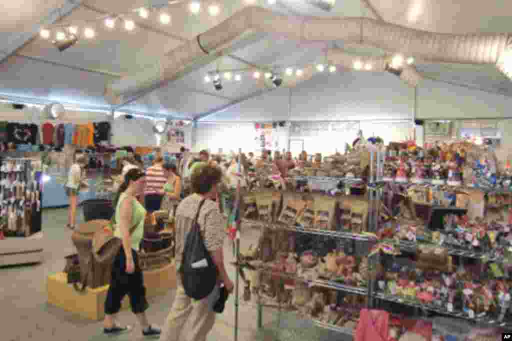 会场内礼品部售卖富有民族特色的产品