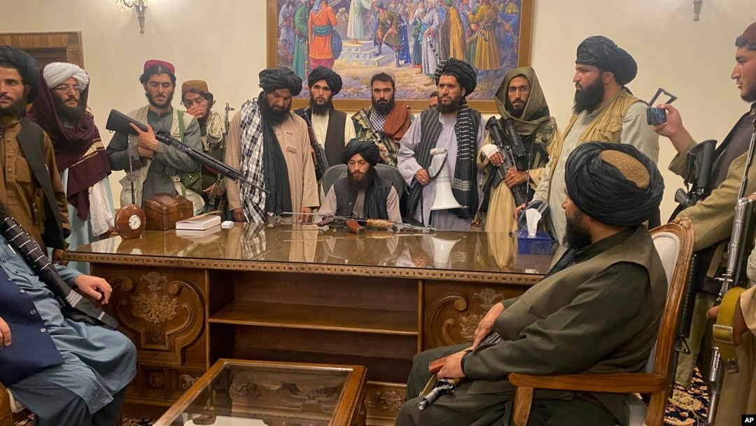 Para kombatan Taliban saat mengambil alih istana kepresidenan Afghanistan di Kabul, Afghanistan setelah Presiden Ashraf Ghani melarikan diri ke luar dari negara itu, 15 Agustus 2021. (Foto: Zabi Karimi/AP Photo)