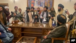 Para kombatan Taliban saat mengambil alih istana kepresidenan Afghanistan di Kabul, Afghanistan setelah Presiden Ashraf Ghani melarikan diri ke luar dari negara itu, 15 Agustus 2021. (Foto: Zabi Karimi/AP Photo)