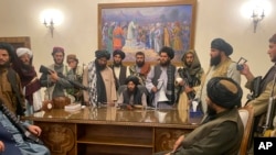 资料照：2021年8月15日的一幕。塔利班武装分子在阿什拉夫·加尼总统逃离阿富汗后控制了位于阿富汗喀布尔的阿富汗总统府。（美联社图）