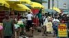 Des vendeurs sur un marché à Abidjan, en Côte d'Ivoire, le 2 novembre 2020. 