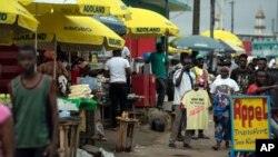 Des vendeurs sur un marché à Abidjan, en Côte d'Ivoire, le 2 novembre 2020. 