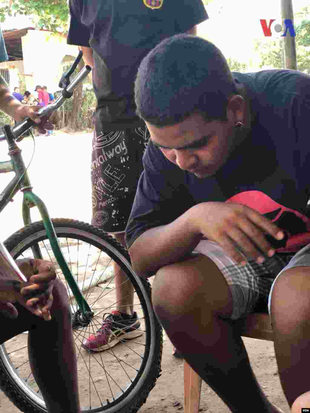 Un hombre revisa su jugada en el refugio improvisado&nbsp;creado por venezolanos en el vecindario Jardim Floresta, fronterizo de Brasil. Foto: Celia Mendoza - VOA