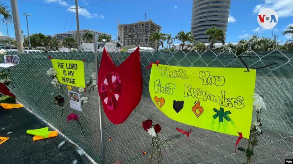En una cerca que limita el acceso al &#225;rea del edificio colapsado, las personas han colgado flores, carteles de agradecimiento a los socorristas y fotograf&#237;a de los desaparecidos con plegarias. 