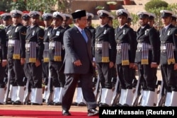 Presiden Prabowo Subianto memeriksa barisan kehormatan di Rashtrapati Bhavan, di New Delhi, India, 25 Januari 2025. (Foto: Altaf Hussain/Reuters)