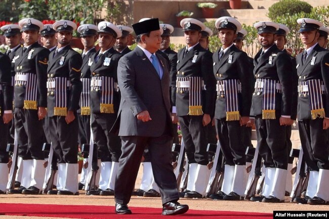 Presiden Prabowo Subianto memeriksa barisan kehormatan di Rashtrapati Bhavan, di New Delhi, India, 25 Januari 2025. (Foto: Altaf Hussain/Reuters)