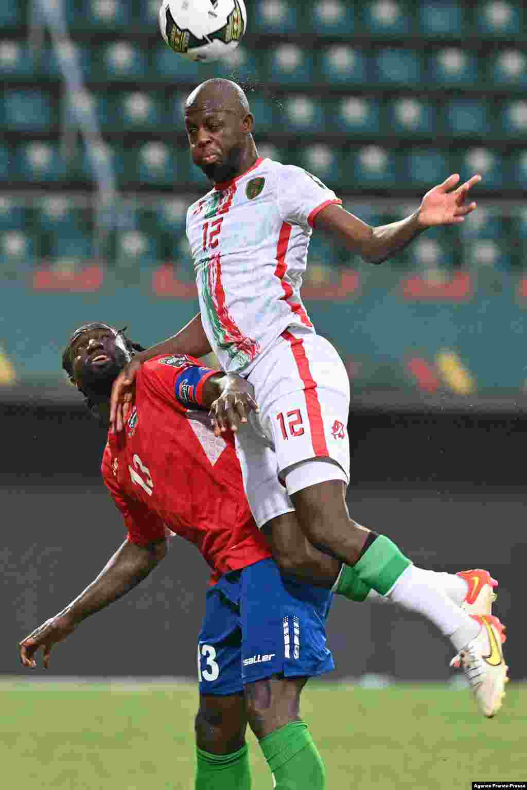 Mauritania&#39;s midfielder Almike Moussa N&#39;Diaye (R) heads the ball with Gambia&#39;s defender Pa Modou Jagne during the football match between the two countries.