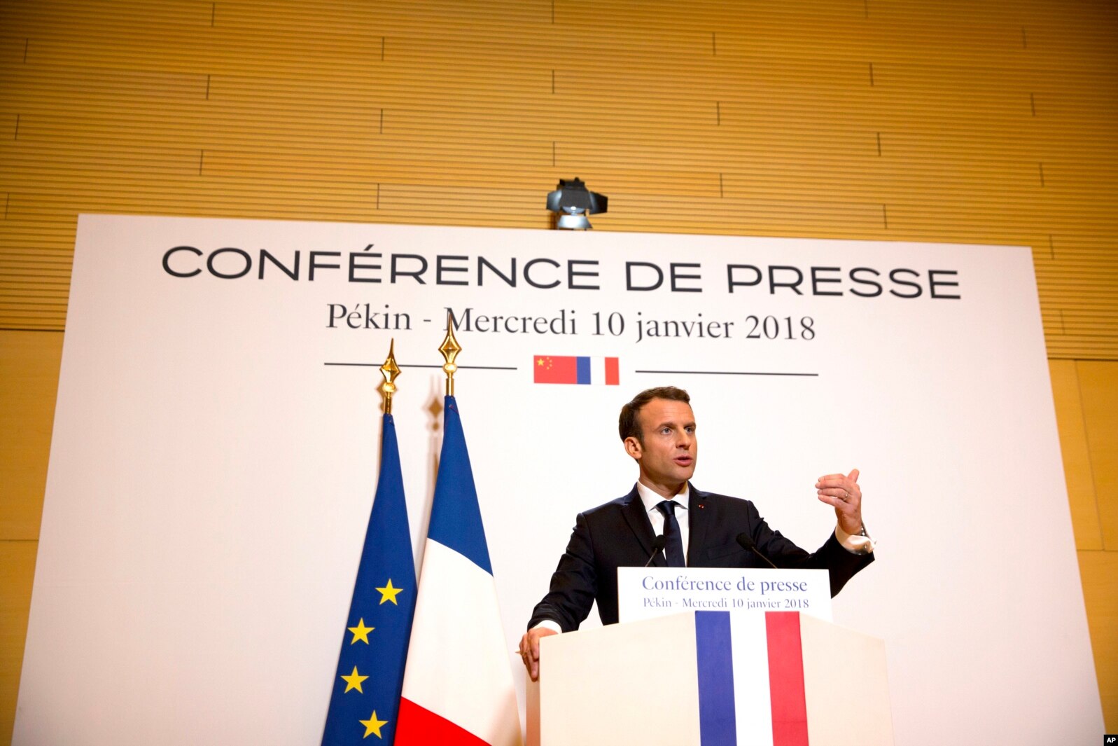 Il presidente francese Emmanuel Macron interviene in una conferenza stampa presso l'ambasciata francese a Pechino, mercoledì 10 gennaio 2018. Credits to: AP.