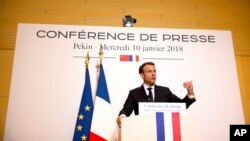 Presiden Perancis Emmanuel Macron berbicara dalam konferensi pers di Kedutaan Besar Perancis di Beijing, Rabu, 10 Januari 2018. 