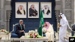 Menlu Arab Saudi Pangeran Saud al-Faisal menyambut kedatangan Menlu AS John Kerry (kiri) dengan upacara minum teh bersama di Jeddah, Arab Saudi (25/6).