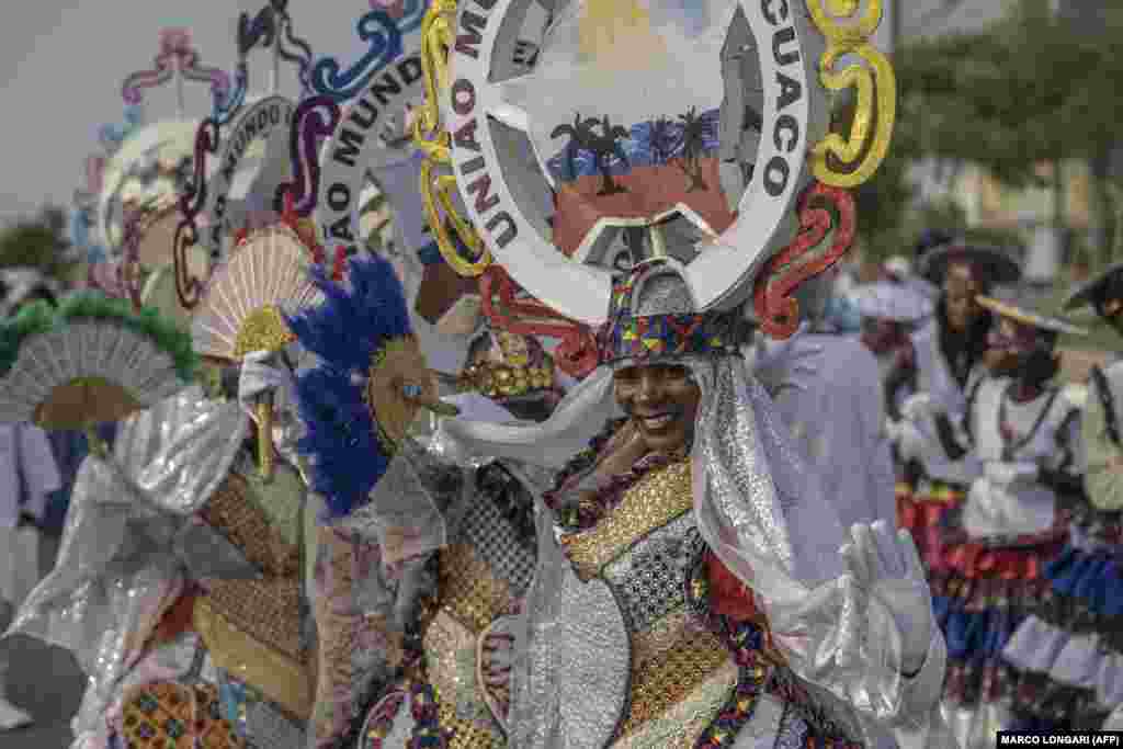 Os membros da União Mundo Real Cauaco actuam durante o seu desfile no segundo dia do Carnaval de Luanda em Luanda