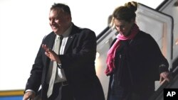 مایک پمپئو و همسرش سوزان روز جمعه صبح وارد فرودگاه مونیخ شدند. 