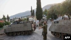 以色列军人在北部靠近黎巴嫩的某处地段巡逻。(2023年10月23日)