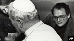 Jack Payton (r), then a reporter for UPI, accompanies Pope John Paul II to Rome after a trip to Turkey in 1979