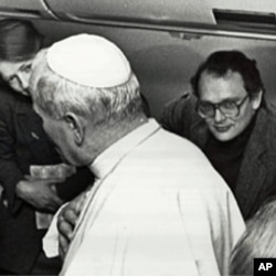 VOA's Jack Payton (r), then a reporter for UPI, accompanies Pope John Paul II to Rome after a trip to Turkey in 1979