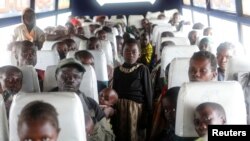 Keluarga warga Kongo yang melarikan diri dari pertikaian etnis di Republik Demokratik Kongo dengan menyeberangi Danau Albert, duduk di dalam bus setelah tiba di kamp Badan PBB untuk Urusan Pengungsi (UNHCR) di Kyangwali, Uganda, 19 Maret 2018. 