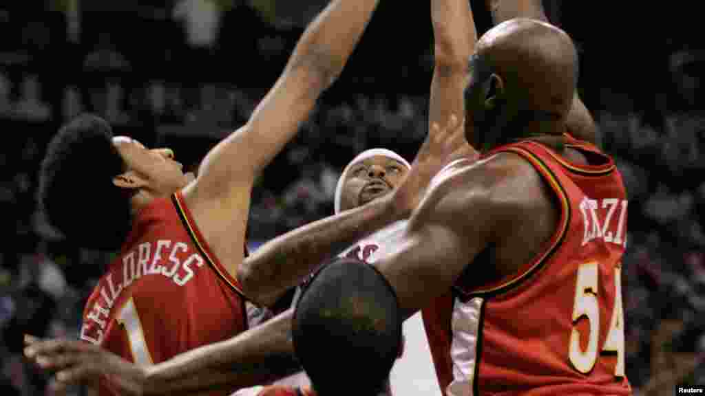 Obinna Ekezie: Taurarin Wasan Kwallon Kwando na Najeriya dake NBA Suna Wasa da Kwallo. Atlanta Hawks Josh Childress (1), Josh Smith (5), and Obinna Ekezie (R) block a shot by Toronto Raptor forward Jalen Rose.